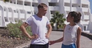 ¡Chica Skater Rizada Rebota Salvaje su Coño Depilado en Polla Dura y Gruesa! Image