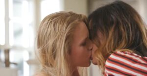 ¡Estudiantes Cachondas: De Compañeras de Estudio a Lamiéndose los Coños Sin Control! Image