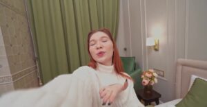 ¡Pelirroja Explosiva Mia Murkovski Se Revuelve en la Cama Masturbando su Cuerpo Tieso y Coño Afeitado! Image