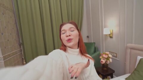 ¡Pelirroja Explosiva Mia Murkovski Se Revuelve en la Cama Masturbando su Cuerpo Tieso y Coño Afeitado! Image